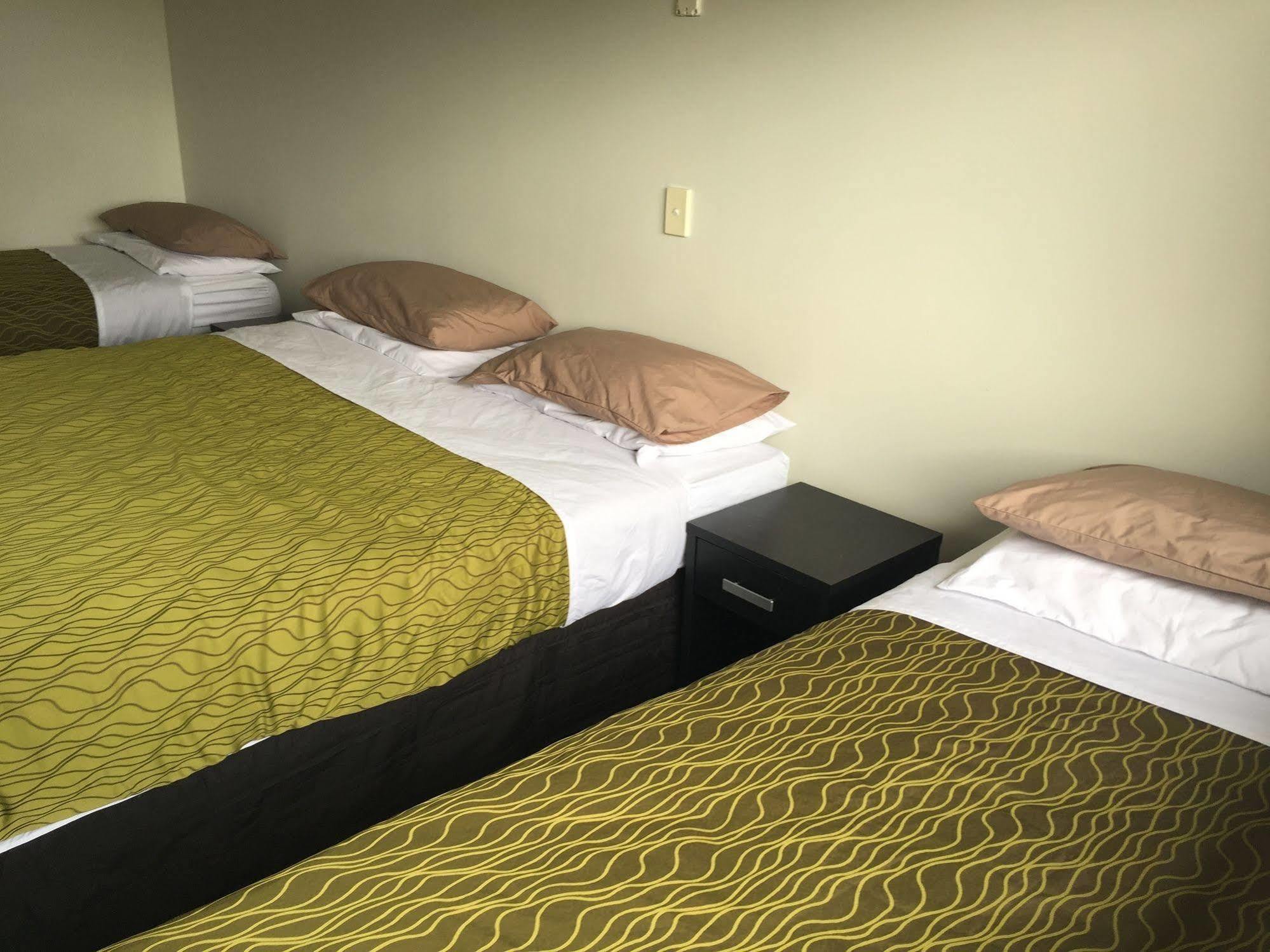 Tiki Lodge Backpackers Таупо Екстериор снимка